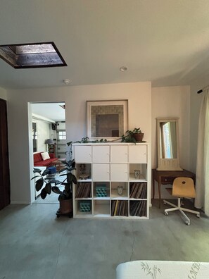 Interior - Charming 1-bedroom loft-like bungalow with AC and patios, very private (Los Angeles)