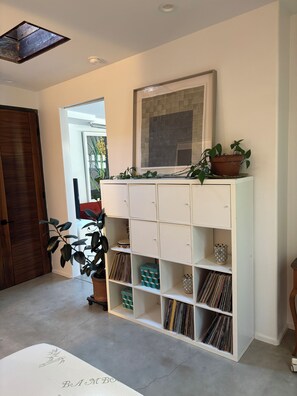 1 bedroom, iron/ironing board, Internet, bed sheets - Charming 1-bedroom loft-like bungalow with AC and patios, very private (Los Angeles)