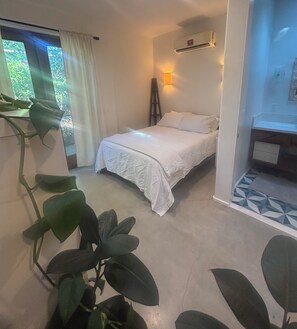 1 bedroom, iron/ironing board, Internet, bed sheets - Charming 1-bedroom loft-like bungalow with AC and patios, very private (Los Angeles)