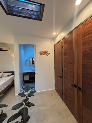 1 bedroom, iron/ironing board, Internet, bed sheets - Charming 1-bedroom loft-like bungalow with AC and patios, very private (Los Angeles)
