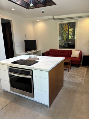 Interior - Charming 1-bedroom loft-like bungalow with AC and patios, very private (Los Angeles)