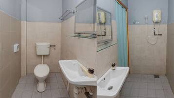 Standard Double Room | Bathroom