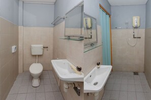 Standard Double Room | Bathroom | Shower, towels, soap, shampoo