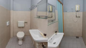 Standard Twin Room | Bathroom | Shower, towels, shampoo, toilet paper