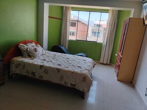 Habitación individual económica | Escritorio y wifi gratis