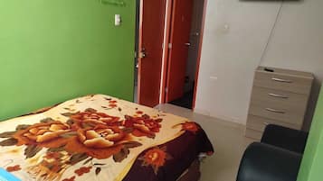 Habitación individual económica | Escritorio y wifi gratis