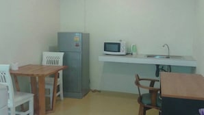 客房, 1 間臥室, 吸煙房 | 用餐區