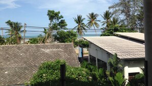 A residential area with houses, palm trees, and a clear sky. - Room-nakara Samui-2 Bedrooms Ocean View (Koh Samui)