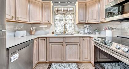 THE OAK COTTAGE - Walking Distance to Historic Downtown Siloam Springs