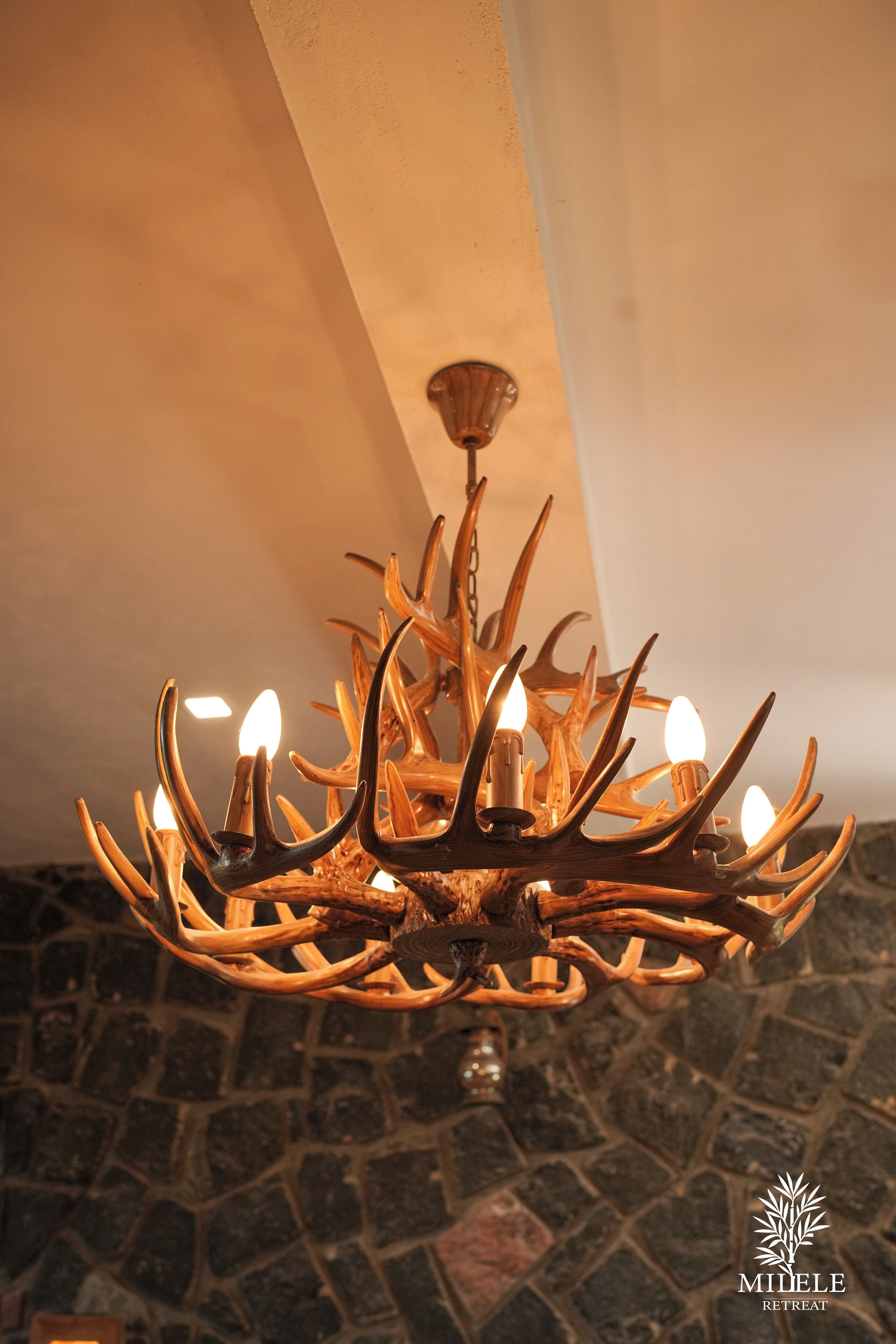 Ein Kronleuchter mit Leuchten in Geweihform.