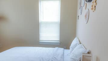 4 bedrooms, iron/ironing board, WiFi, bed sheets