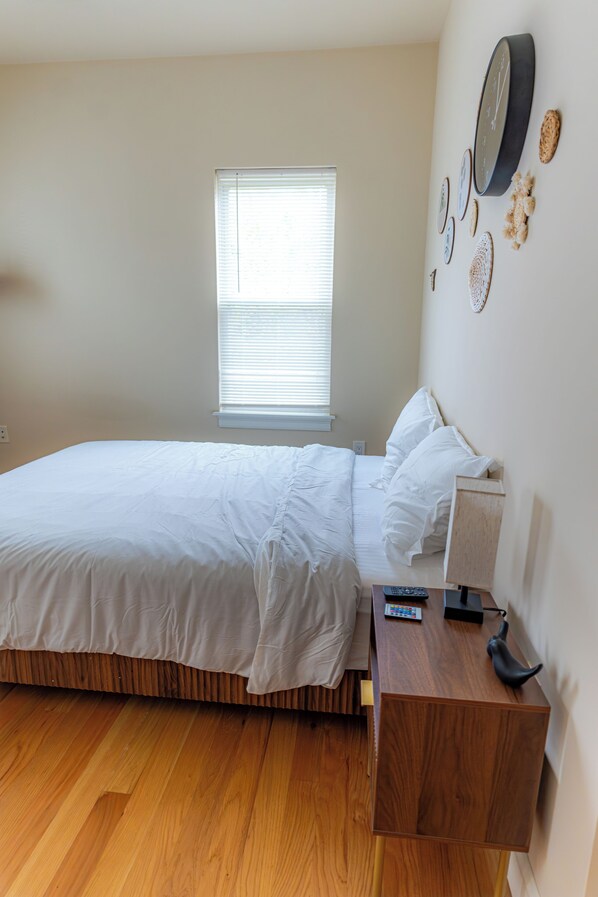 4 عدّة غرف نوم ومكواة/لوح كي وواي فاي وملاءات أسرّة