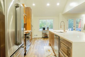 ثلاجة، ميكروويف، فرن، موقد طهي مسطح