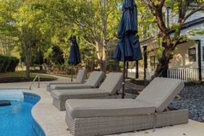 حمّام سباحة خارجي، حمّام سباحة مُدفَّأ