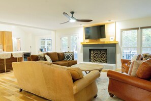 Smart TV, fireplace - Luxury 3BR retreat min. from Trilith Studios, QTS & Soccer Training Facility. (Fayetteville)