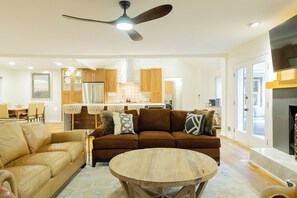 Smart TV, fireplace - Luxury 3BR retreat min. from Trilith Studios, QTS & Soccer Training Facility. (Fayetteville)