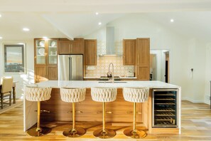 Fridge, microwave, oven, stovetop - Luxury 3BR retreat min. from Trilith Studios, QTS & Soccer Training Facility. (Fayetteville)