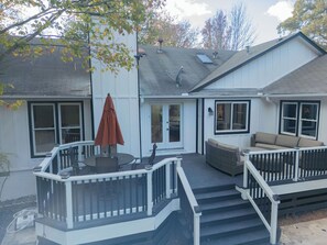 Outdoor dining - Luxury 3BR retreat min. from Trilith Studios, QTS & Soccer Training Facility. (Fayetteville)