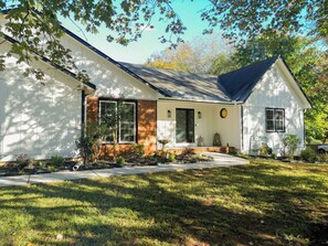 Exterior - Luxury 3BR retreat min. from Trilith Studios, QTS & Soccer Training Facility. (Fayetteville)