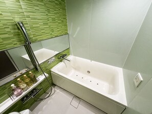 Bathroom | Combined shower/tub, towels, shampoo, toilet paper - Hotel La'i Laurel (Tokyo)