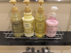 Bathroom | Combined shower/tub, towels, shampoo, toilet paper