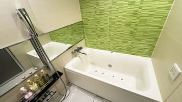 Bathroom | Combined shower/tub, bathrobes, bidet, towels