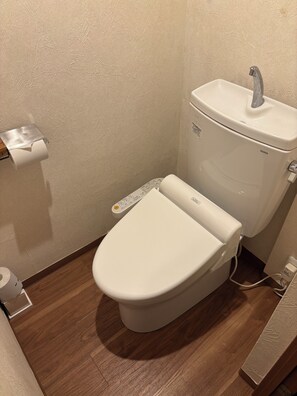 Standard Double Room | Bathroom | Combined shower/tub, free toiletries, towels, shampoo