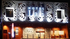 A hotel facade with a decorative metal facade and the name "HOTEL Lai" illuminated. - Hotel La'i Laurel (Tokyo)