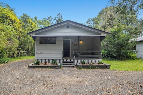 Acacia Cabin - Creekside stay in Nature