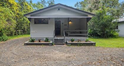 Acacia Cabin - Creekside stay in Nature