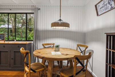 Acacia Cabin - Creekside stay in Nature