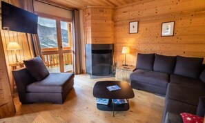 Fireplace - Apartments for 8 People (Les Allues)