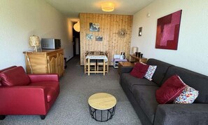 Living area - Apartment Near Teret Slopes & Ski School (Notre-Dame-de-Bellecombe)