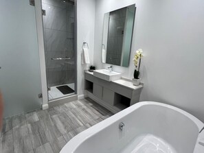 Bathroom - Nice self catering condo in Smart Echo City accommodating 6 people fully equiped (Pretoria)