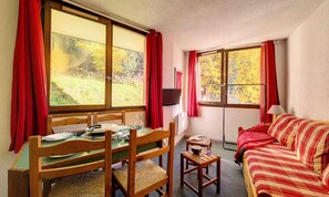 Living area - Apartment in Bouquetins With Ski Access (Les Belleville)