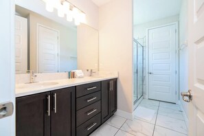 Shower, hair dryer, shampoo - Near Disney Cozy Home w/ Pool & BBQ Encore Resort (Kissimmee)