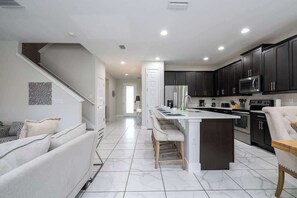 Fridge, microwave, oven, stovetop - Near Disney Cozy Home w/ Pool & BBQ Encore Resort (Kissimmee)