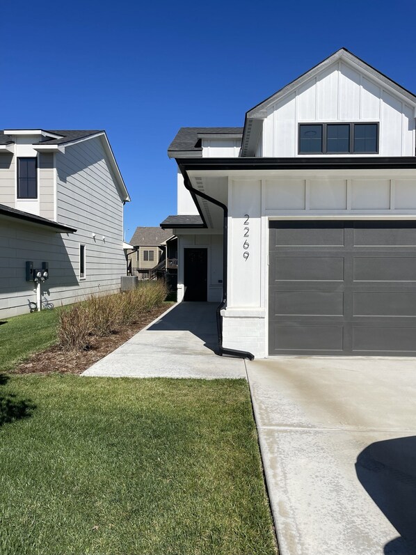 Exterior detail - Amazing 3-bedroom townhome with AC in Wichita (Wichita)