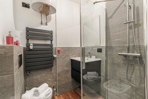 Dusche, Haartrockner, Handtücher