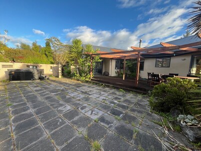 Mapua Lifestyle Escape – Spa, Games & Sunny Deck Near the Wharf