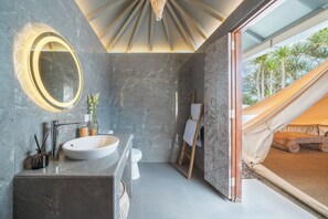 Shower, bidet, towels, soap - Naluna - Luxury Glamping Resort in Nusa Lembongan (Lembongan Nusa, Kabupaten Klungkung)