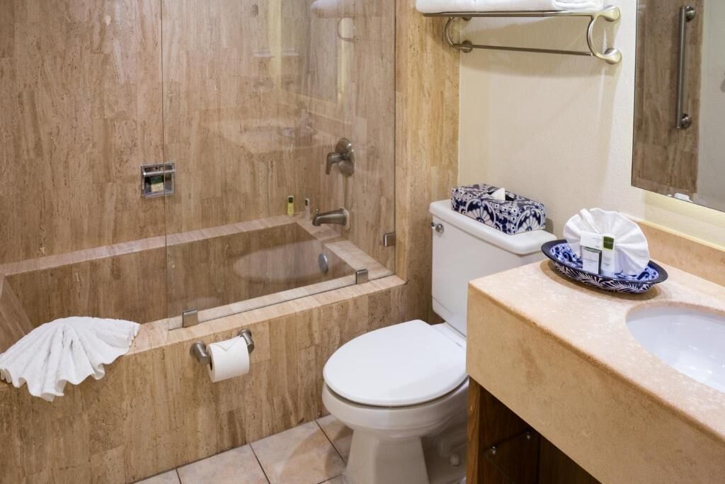 Une salle de bain avec une baignoire, des toilettes et un lavabo.