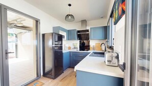 Wasserkocher mit Kaffee-/Teezubehör, Kühlschrank, Mikrowelle, Ofen
