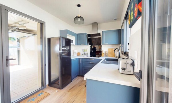 Fridge, microwave, oven, coffee/tea maker - Casa Natura (Saint-Hilaire-de-Riez)