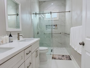 Shower, hair dryer, towels, soap - New House Near Disneyland (Santa Ana)