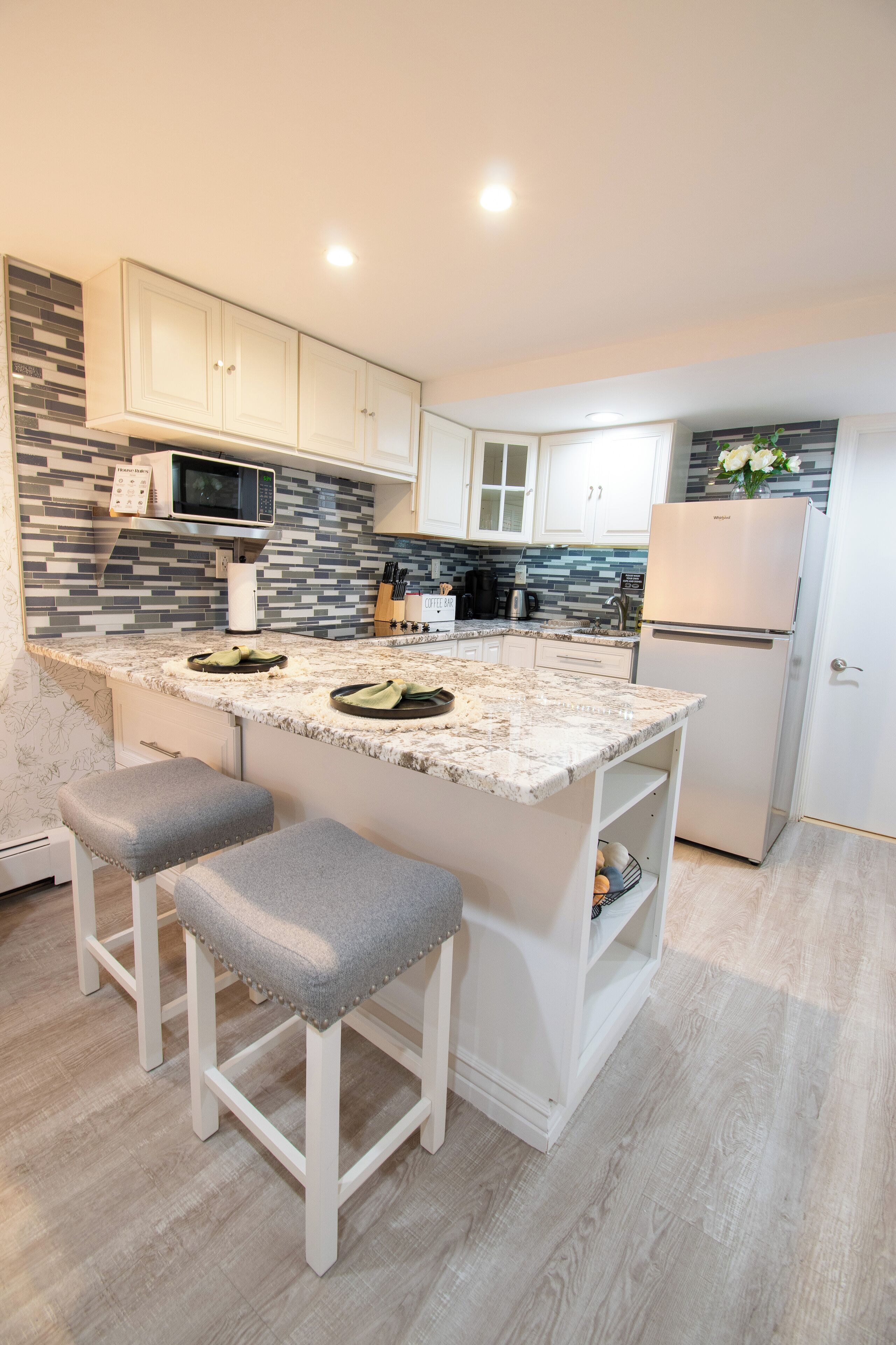 Réfrigérateur, micro-ondes, plaque de cuisson, cafetière/bouilloire