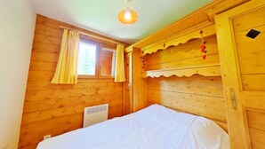 Room - Apartment in Foret des Rennes Near Skiing (Villard-sur-Doron)