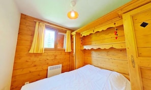 Room - Apartment in Foret des Rennes Near Skiing (Villard-sur-Doron)