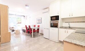 Fridge, microwave, oven, coffee/tea maker - Apartment in Canet Near Playa Canina (Canet de Berenguer)