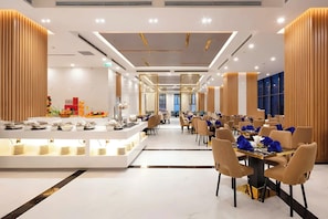 Sarapan bufet setiap hari (VND 250000 seorang) 